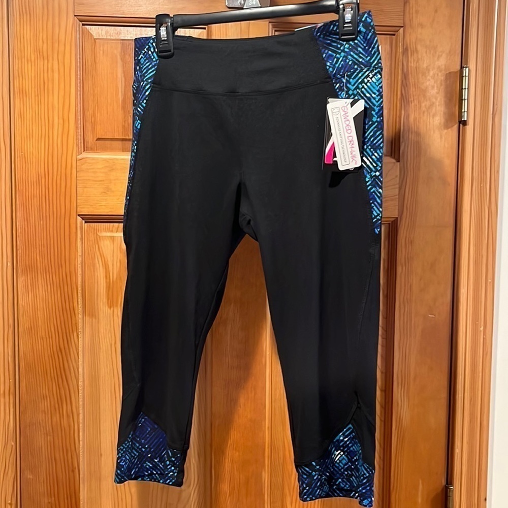 NWT Marika  tek Capri pants size large .